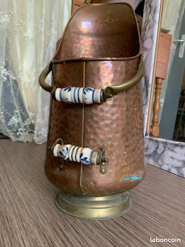 Ancien seau à charbon / Porte-bûches en cuivre martelé & porcelaine (image 5)