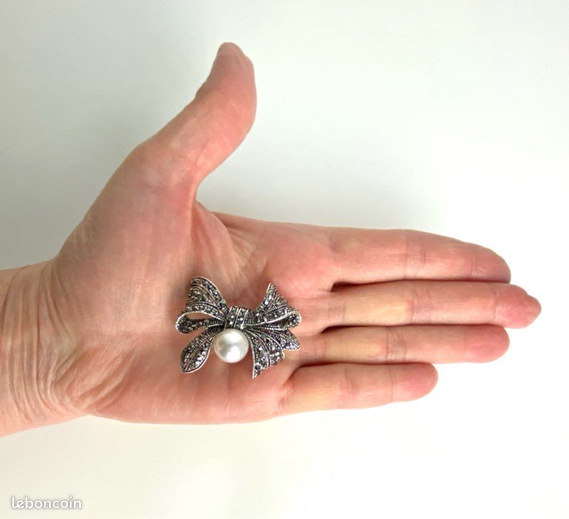 Broche Vintage Métal Argenté Strass Et Perle - Fabrication Ancienne - Occasion