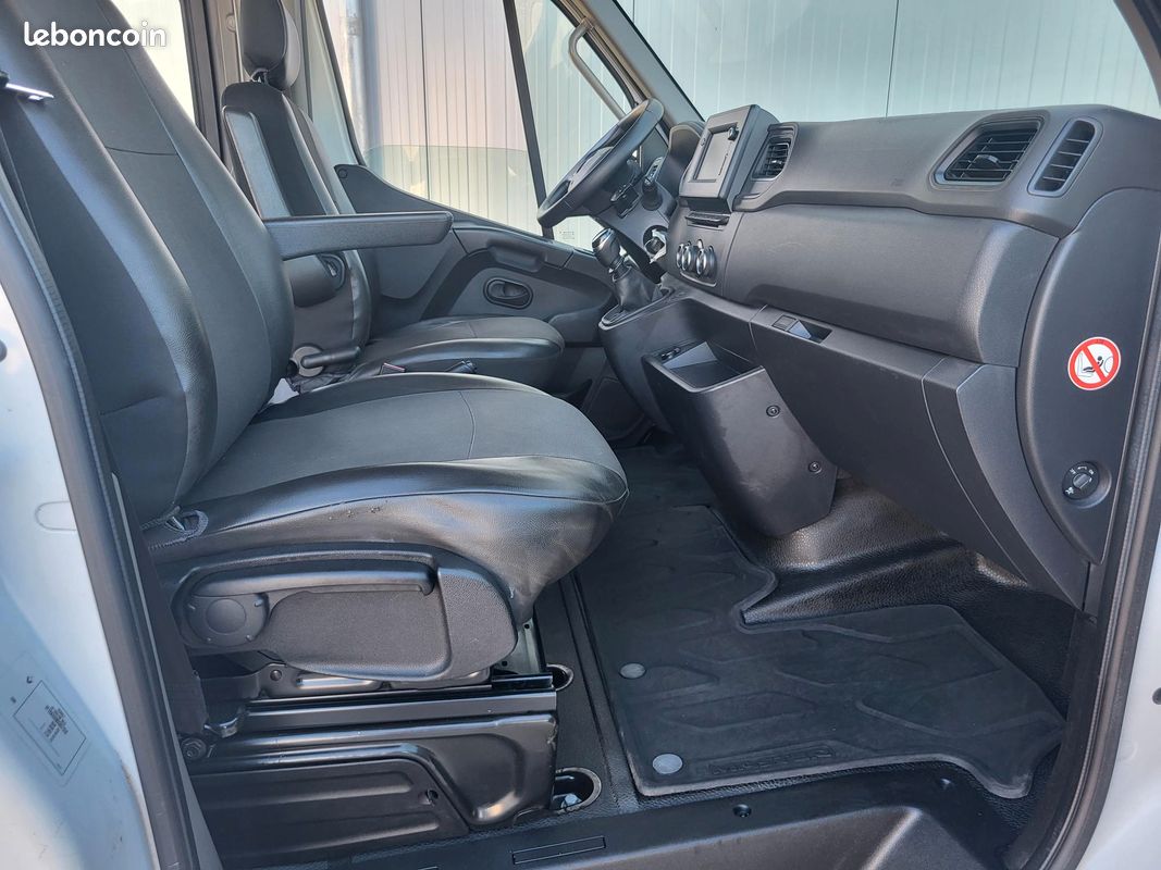 RENAULT MASTER L3H2 FOURGON 2.3 Blue DCI 135 GRAND CONFORT CABINE APPROFONDIE FIXE 06 PLACES avec NAVIGATION + RADARS ARRIERE + HABILLAGE BOIS + PORTES ARRIERE 270 DEGRÉS ( Prix de Vente 25 990 HT ) (image 10)