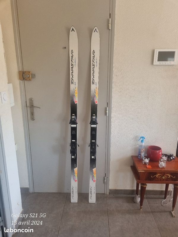 Ski (image 1)