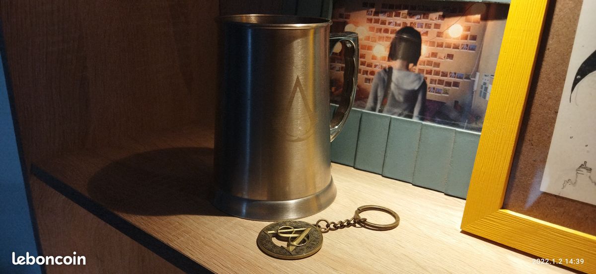 Lot goodies avc choppe assassins Creed et porte clefs (image 1)