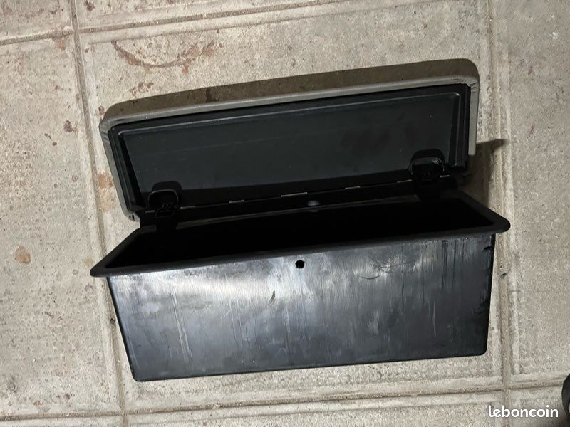 Boîte de rangement côté passager Renault Mégane CC (image 3)