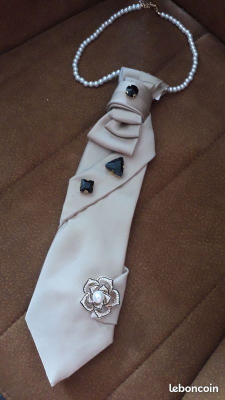 Cravate femme sur collier perles (image 1)