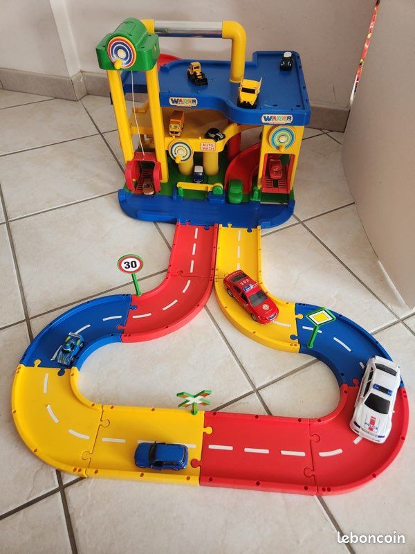 Garage voiture avec circuit (image 3)