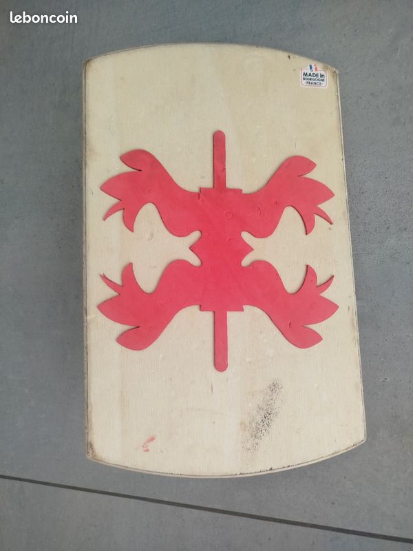 Bouclier et épée en bois (image 2)