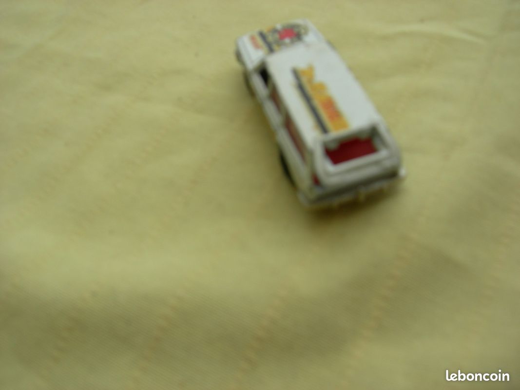 Volvo Break 245 DI Officiel Majorette N°220 miniature (image 2)