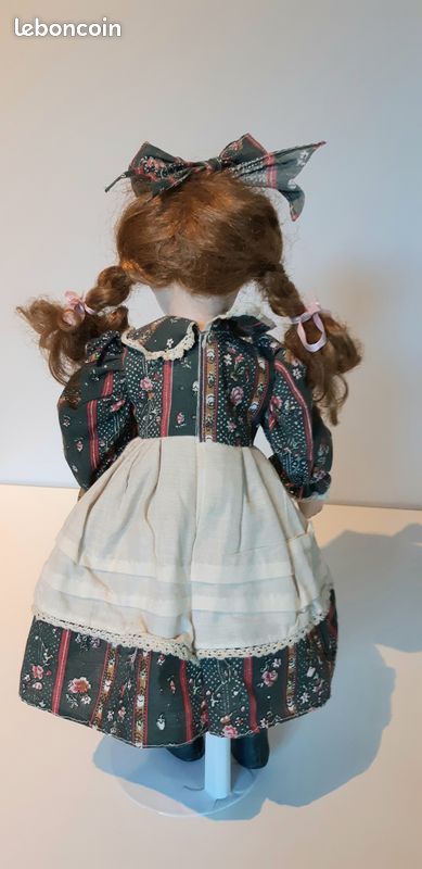 POUPEE EN PORCELAINE DE 25 CMS NEUVE DANS SA BOITE AVEC 1 TENUE SUPPLEMENTAIRE