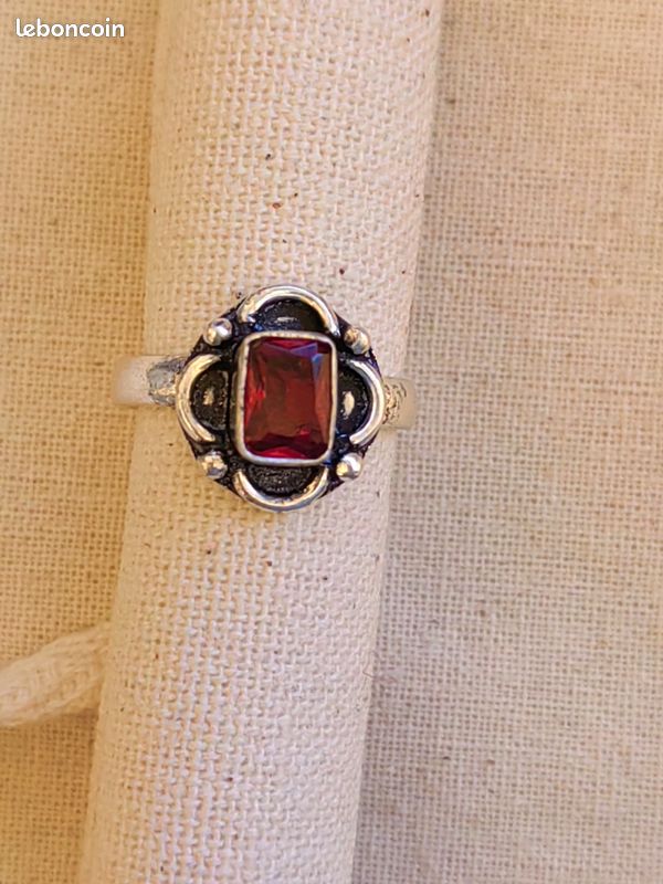 Bague Vintage En Argent 925 Avec Pierre Rouge – Occasion – Style Rétro