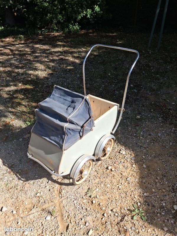 Jolie poussette ancienne avec baigneur, années 40/50