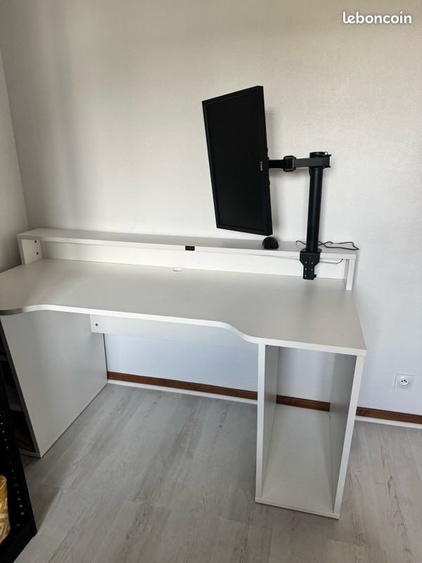 Bureau (image 1)