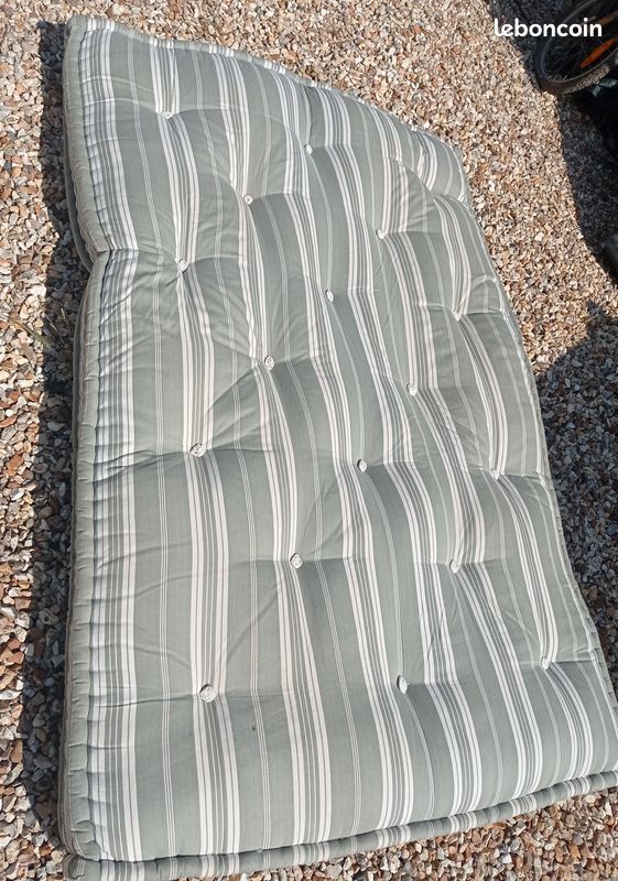 Laine brut. Laine de matelas et 2 matelas (image 2)
