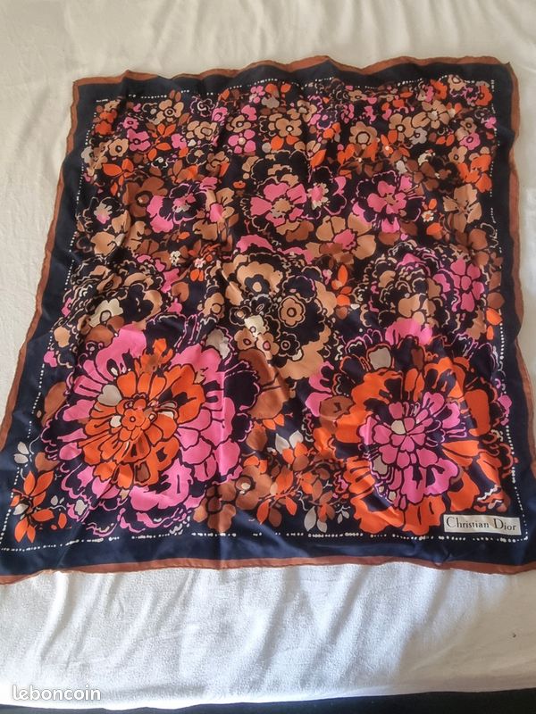 Foulard DIOR authentique femme (image 1)