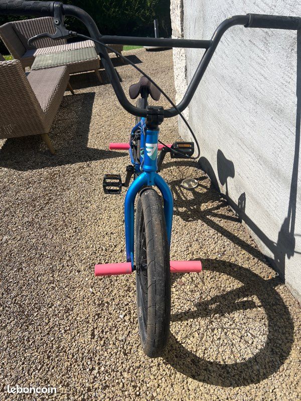 BMX Brooks quasi neuf – Cadre bleu métal / Pegs roses (image 2)