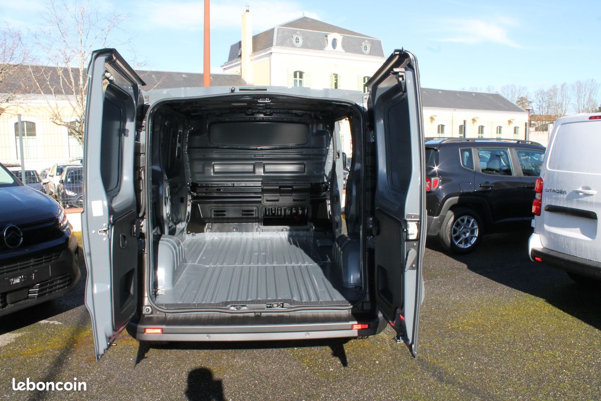 Renault Trafic III (3) Fourgon L1H1 3T 2.0 Blue DCI 150 Auto Advance + Options Sortie le 20/04/2026 , 10 Kilomètres Prix Hors taxe 27 000 (image 7)