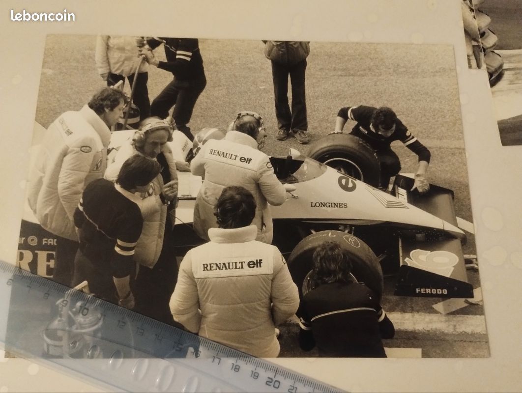 1 PIN'S / FORMULE 1 RENAULT TURBO RE30B F1 ELF N°15 PILOTES A.PROST / R 1 PIN'S / FORMULE 1 RENAULT TURBO RE30B F1 ELF N°15 PILOTES A.PROST / R
