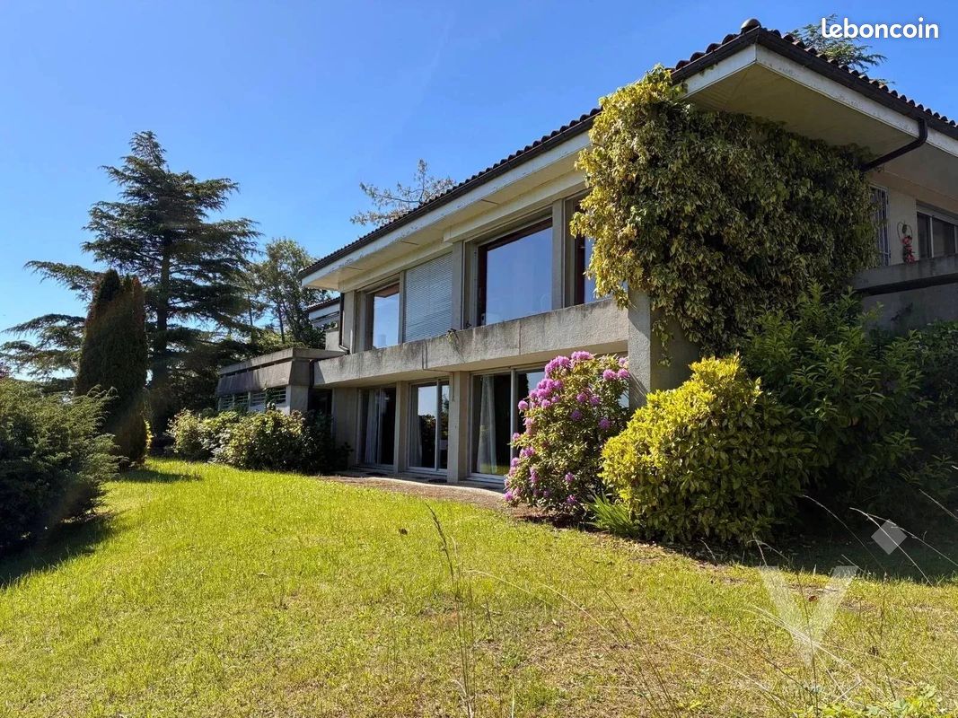 Maison 7 pièces 300 m² · à Saint-Genest-Lerpt · 300 m² · 550 000 €