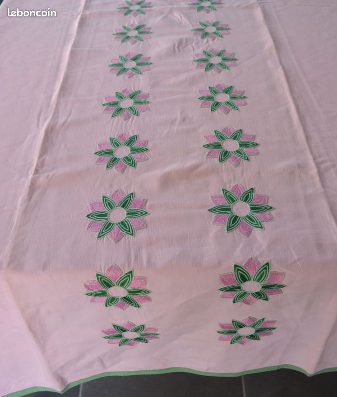 Très grande nappe en lin brodée main avec ses 16 serviettes
