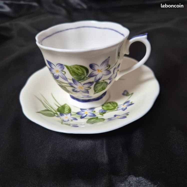 Ensemble Tasse à Thé et Soucoupe Vintage - Décor Floral Peint à la Main (image 1)