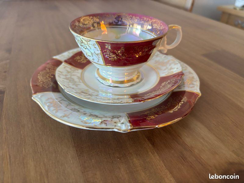 Tasse ancienne en porcelaine bavaria dorée sur pied