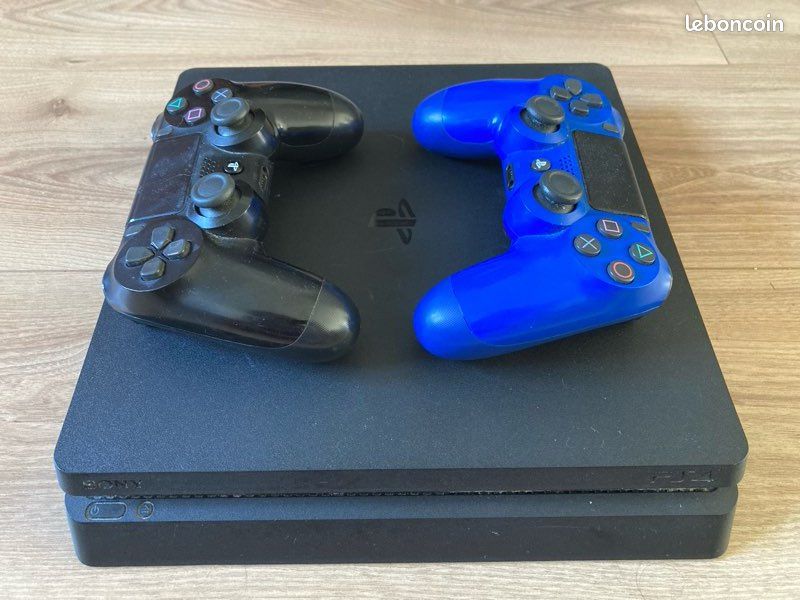PS4 Silm 400 gigas + deux manettes (image 1)