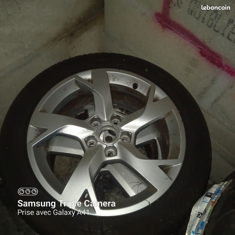 Une jante alu A6 avec pneu (image 1)