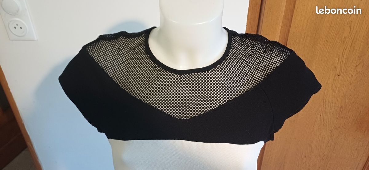 Robe blanche et dentelle noir t34 (image 2)