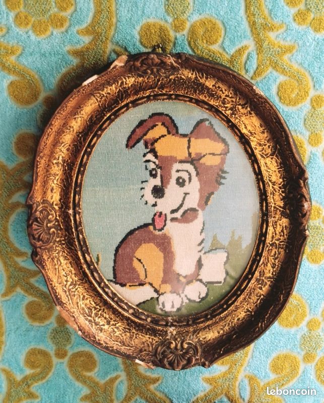 Broderie Crevelle Ancienne Encadrée Ovale – Enfant Avec Chien, Cadre Doré Marron