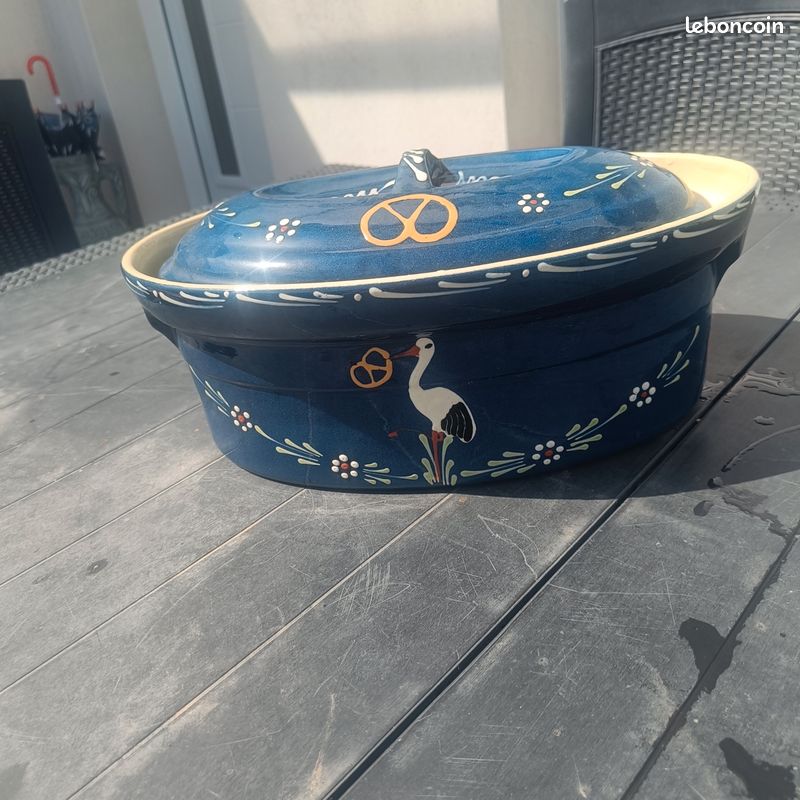 Cocotte Baeckeoffe alsacienne
- Type de produit : Cocotte de
fabrication Artisanale. Peinture à main levée.
- Matière : Terre de Grès cuite
- Couleur : Bleu avec décoration Alsacienne (image 1)