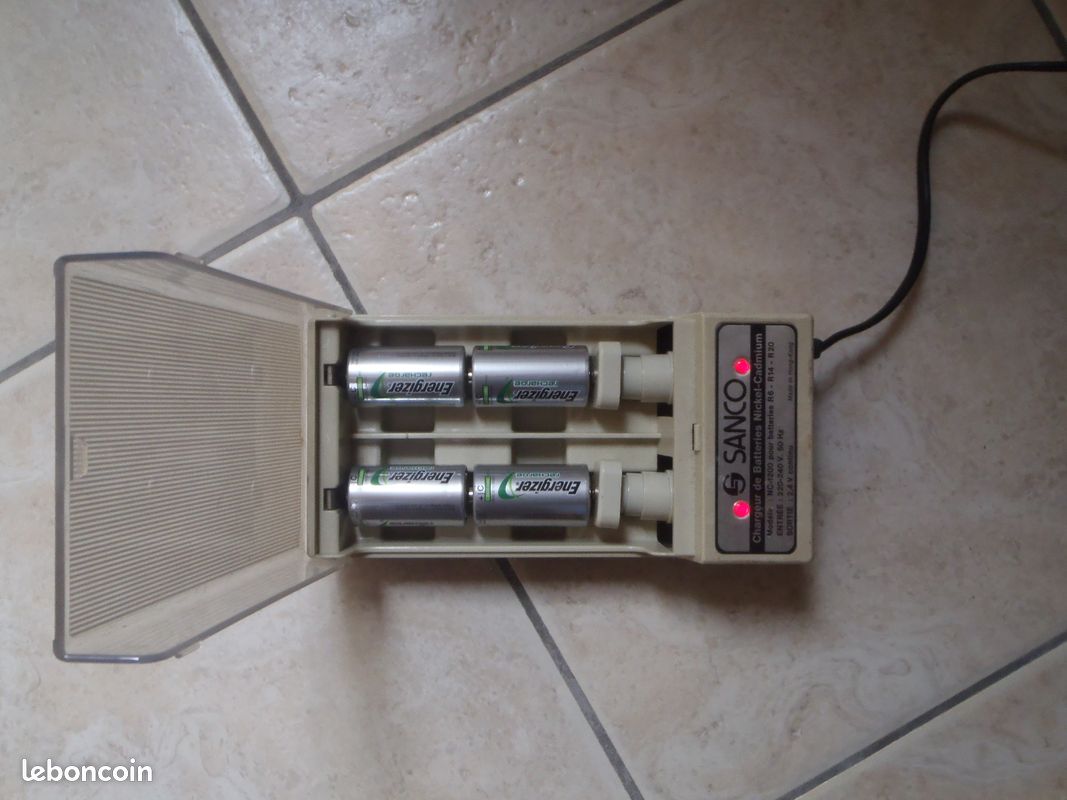 Chargeur d'accus + 4 accus (image 2)