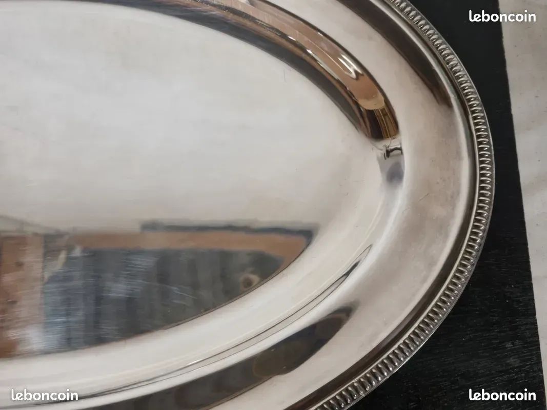 GRAND PLAT ovale en métal argenté à décor frise de perles, a