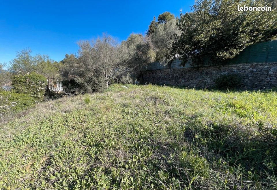 Terrain 352 m² · à Hyères · 215 000 €