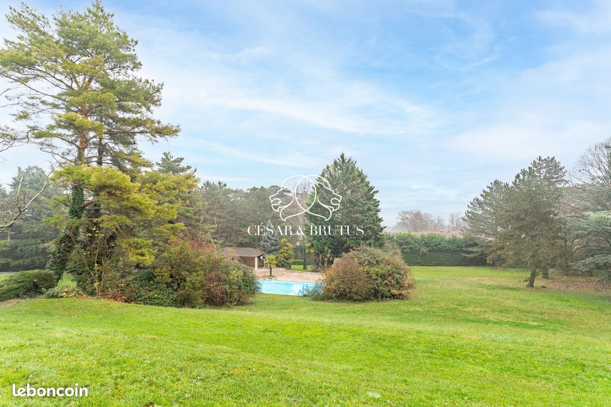 Maison 8 pièces 355 m² · à Collonges-au-Mont-d'Or · 355 m² · 2 100 000 €