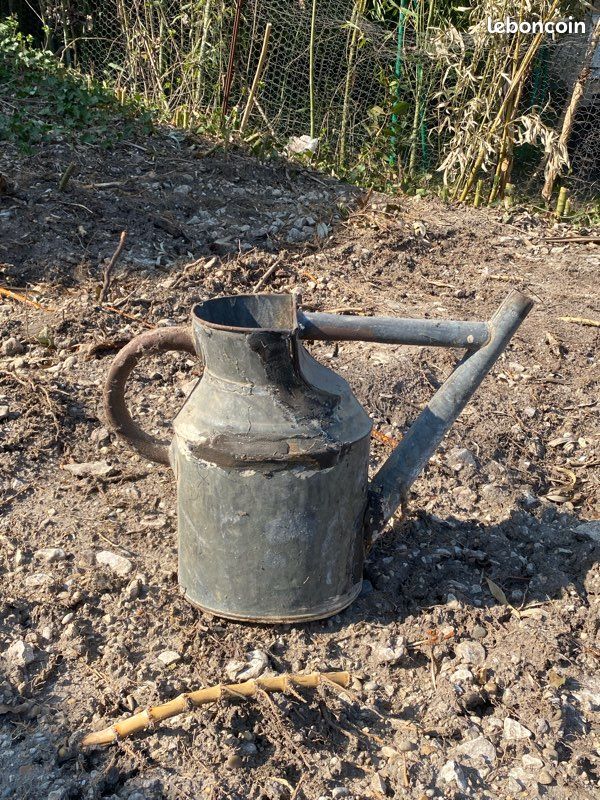 Troc Echange Petit arrosoir en tôle peinte sur