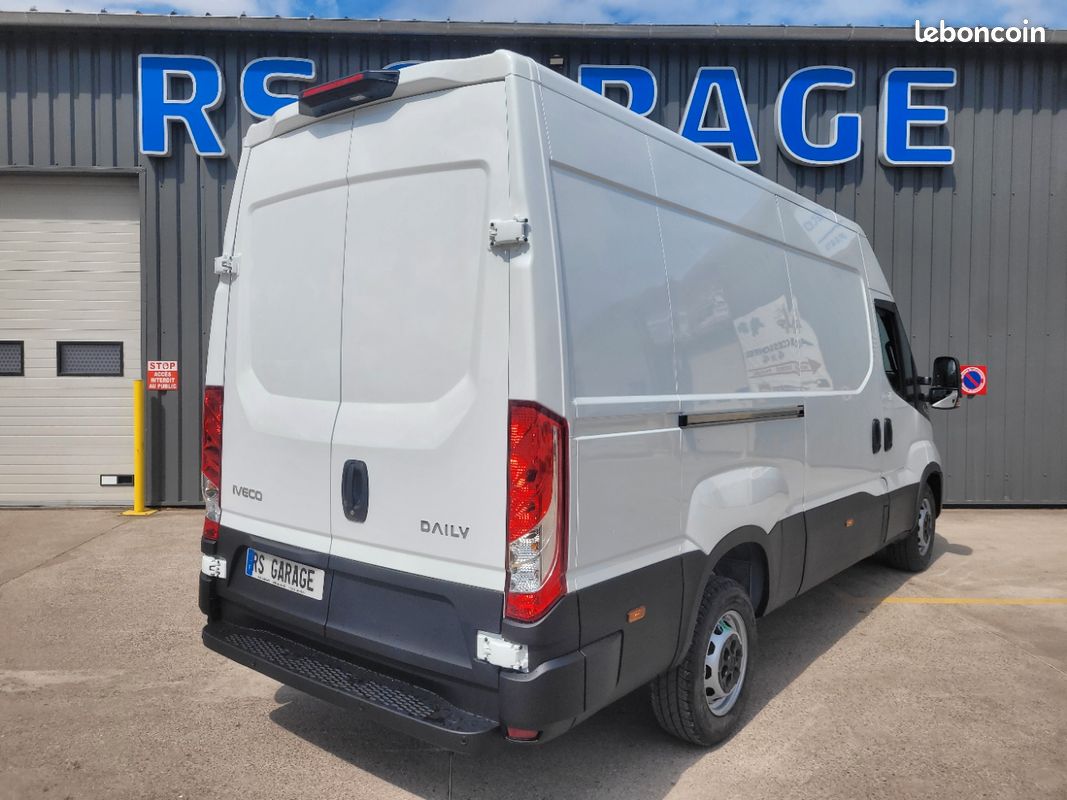 IVECO DAILY 35S18 HA8 V12 FOURGON PACK COMFORT 03 PLACES comme NEUF avec BOITE AUTO + MOTEUR 3 LITRES + CAMÉRA + RADARS + PORTES 270 DEGRÉS + SIEGE SUSPENDU + PHARES FULL LED ( Prix Vente 43 990 HT ) (image 2)