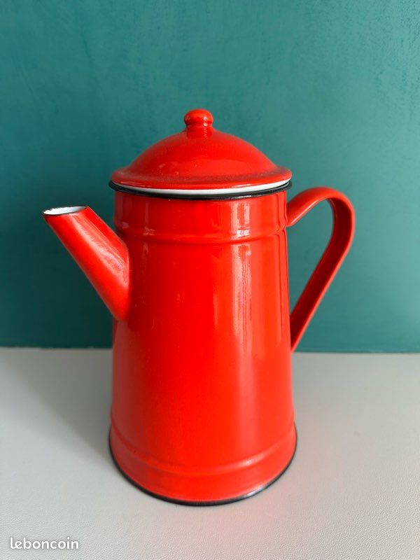 Ancienne cafetière / théière en tôle émaillée rouge – style vintage (image 1)