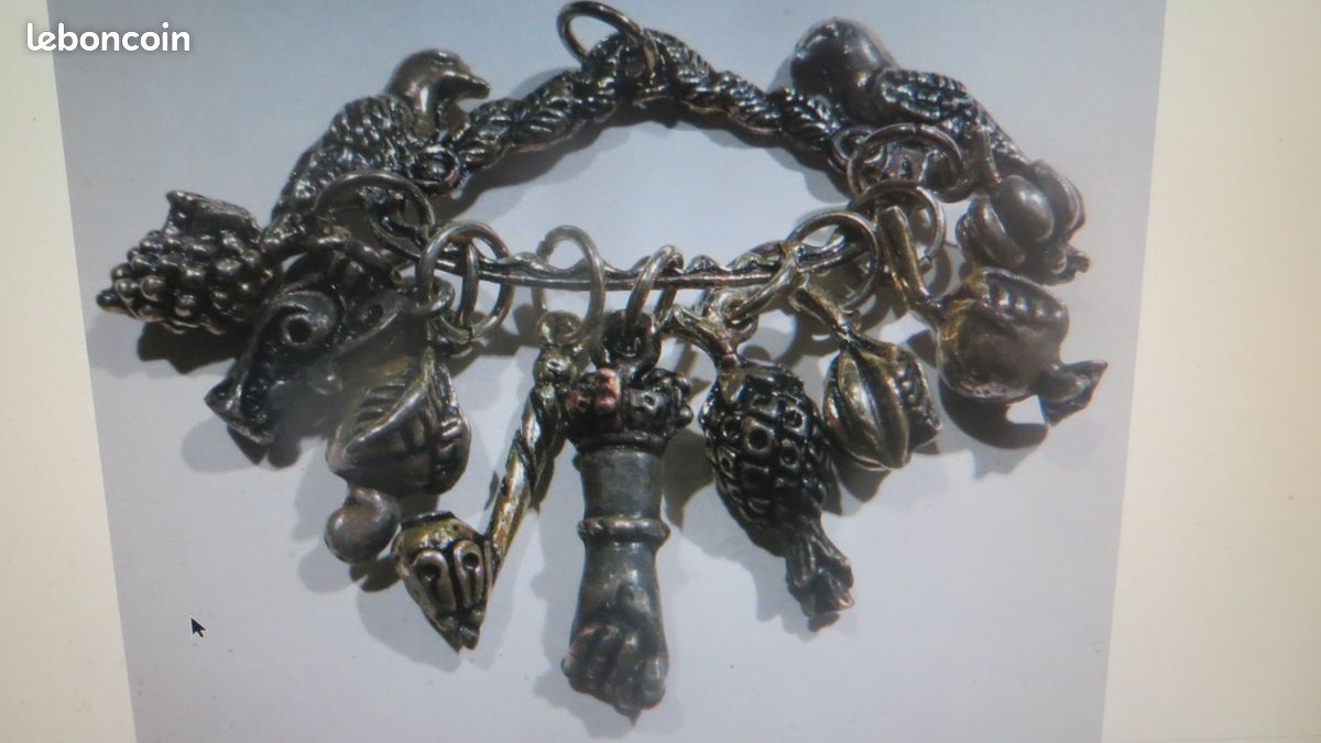 Gros pendentif en laiton avec 9 breloques surmontées de 2 oiseaux (image 1)