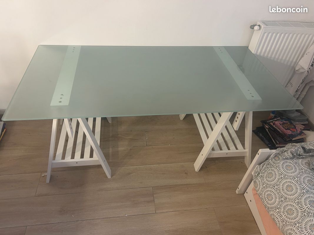 Bureau en verre trempé et tréteaux en bois blanc (image 2)