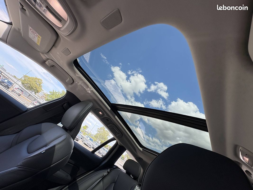 VOLVO V60 Micro hybride essence B4 197 ch DCT7 Ultra Style Dark (image 8)