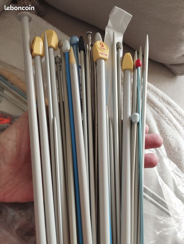 Lot aiguilles à tricoter, deux crochets et 3 pelotes. Très bon état (image 1)