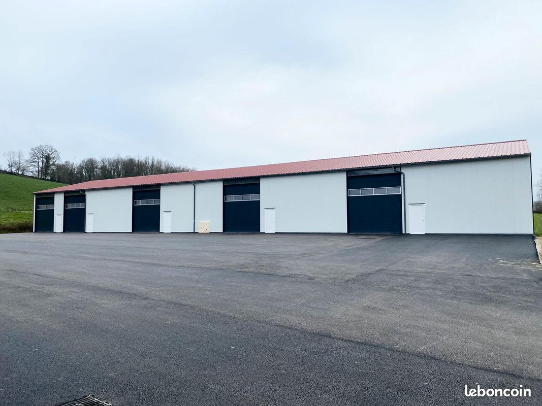 Parking 384 m² · à Lacarre · 384 m² · 1 860 €/mois