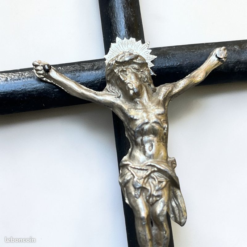 Crucifix en bois noirci et métal – Tête de mort - XIXᵉ siècle