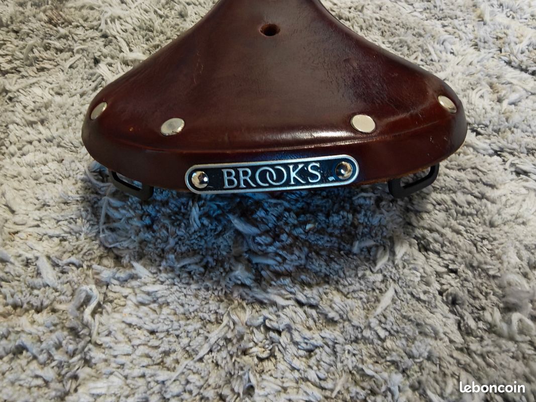 Brooks B17 Carved Selle en Cuir Véritable - honey