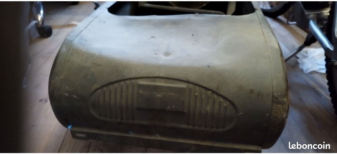 Voiture à pédales Renault Dauphine (image 1)