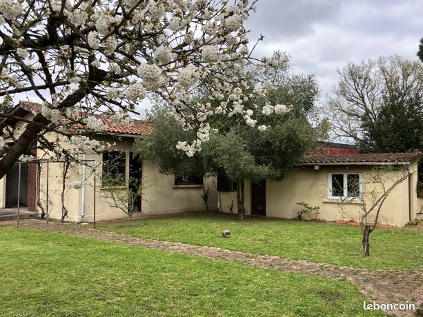 Terrain 300m² avec garage de 48m² et dépendance de 15m²