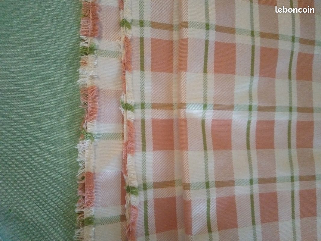 Coupon tissu de qualité (satiné) 1m40 x 1m10 (image 4)