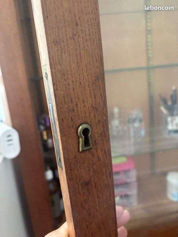 Meuble vitrine avec clefs (image 3)