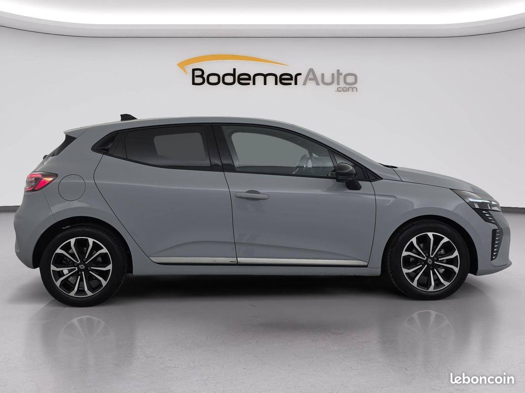 RENAULT Clio TCe 90 Techno (image 6)