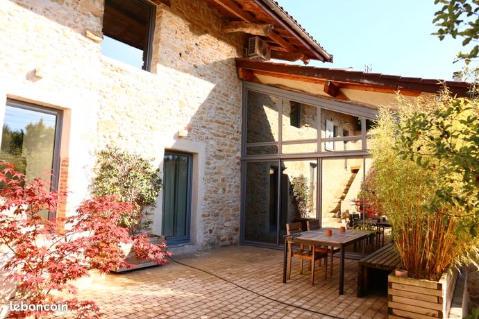 Douvres (01) – Une maison en pierres du XVIIIᵉ siècle où l'ancien rencontre l'architecture contemporaine