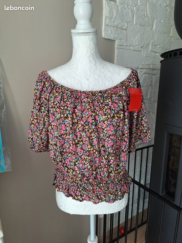 Blouse tunique t-shirt fleurs fronce à la taille Gémo
Prix d'achat : 24,90 (voir étiquette)
Taille 46 plutôt adaptable car élastiquée (image 1)