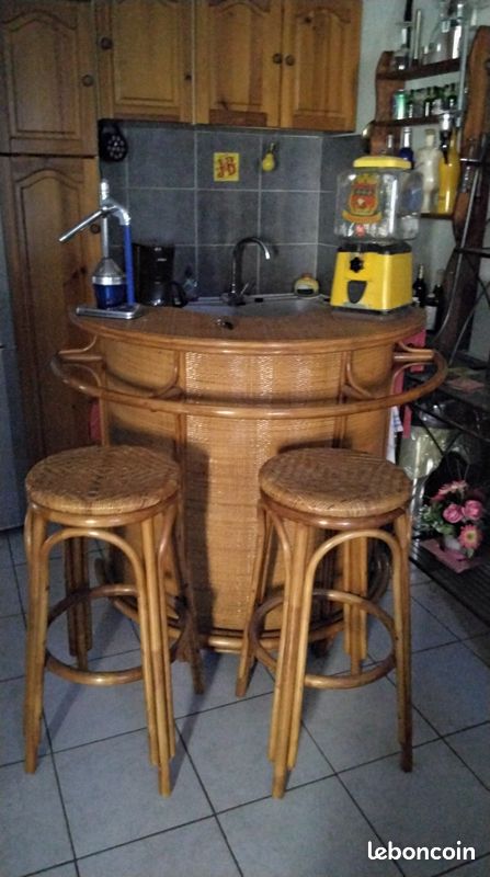Bar avec deux tabouret (image 1)